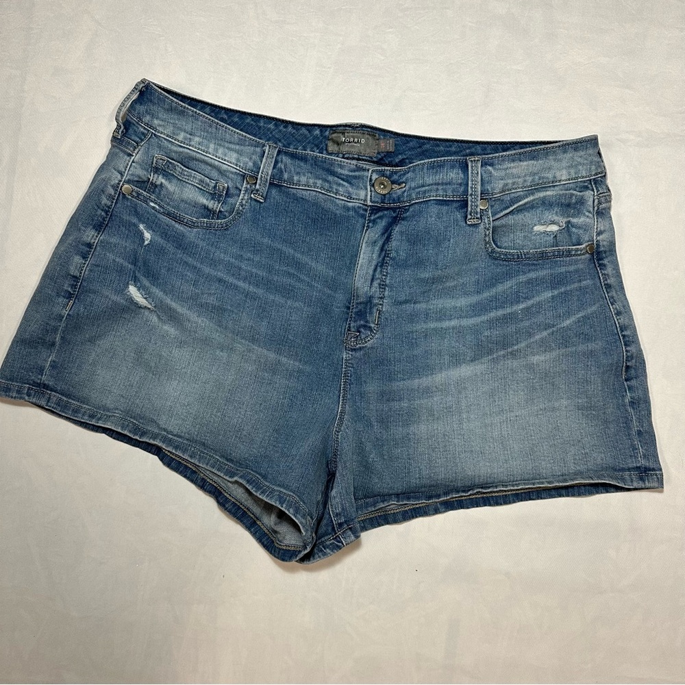 Torrid Mid-Rise shortie Medium Wash Distressed Denim Shorts - Size 18